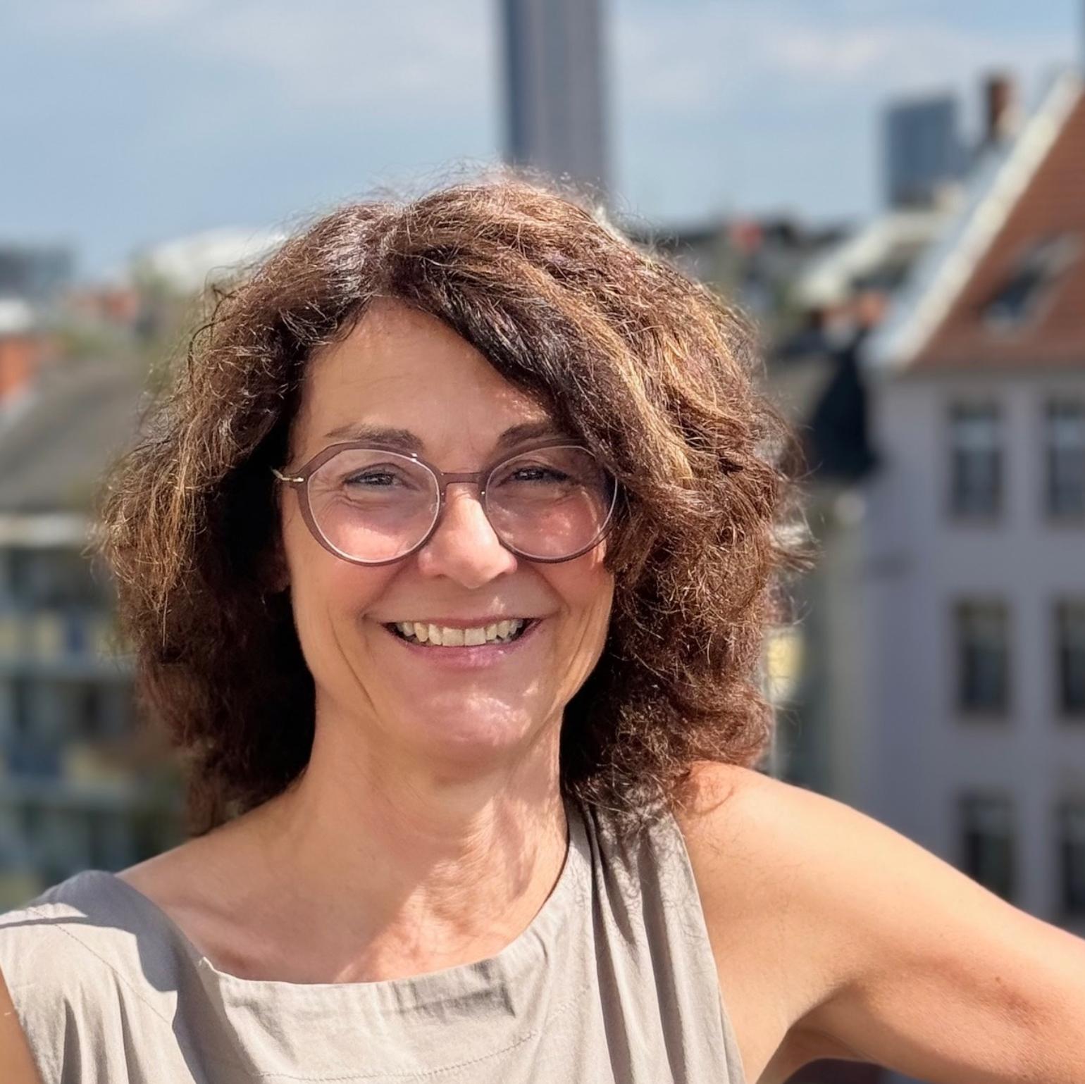 Porträtfoto, dunkle Haare und freundliches Lächeln