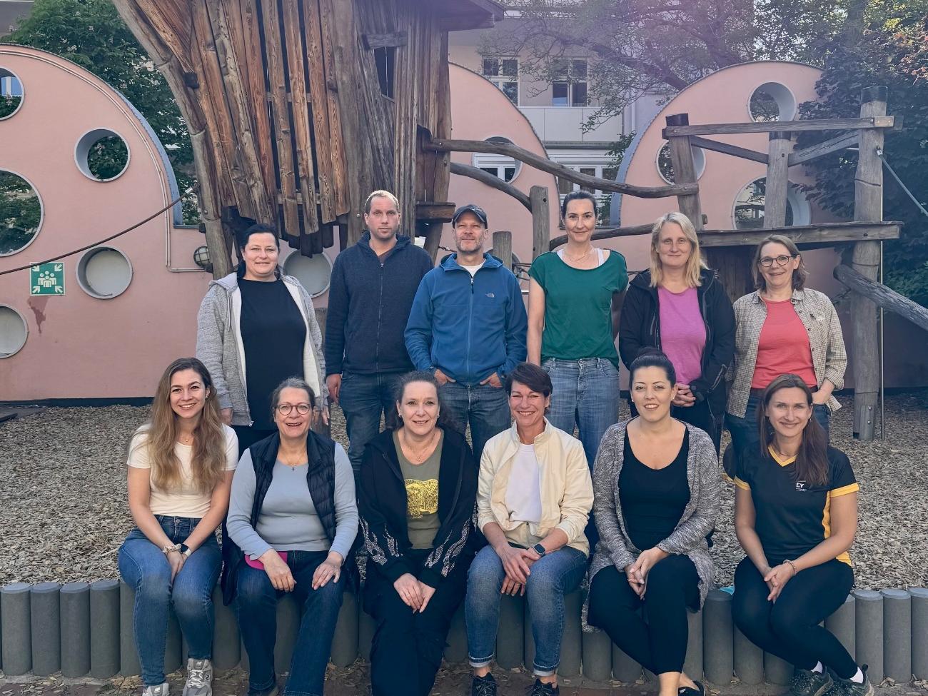 Gruppenbild von 15 Mitarbeiter:innen der Wirtschaftsprüfung EY