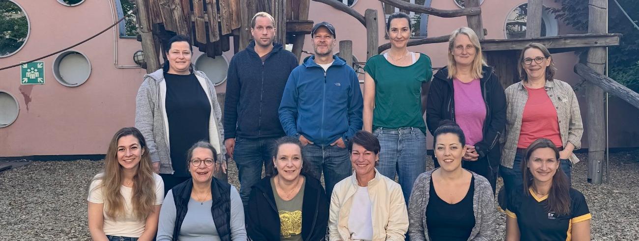 Gruppenbild von 15 Mitarbeiter:innen der Wirtschaftsprüfung EY