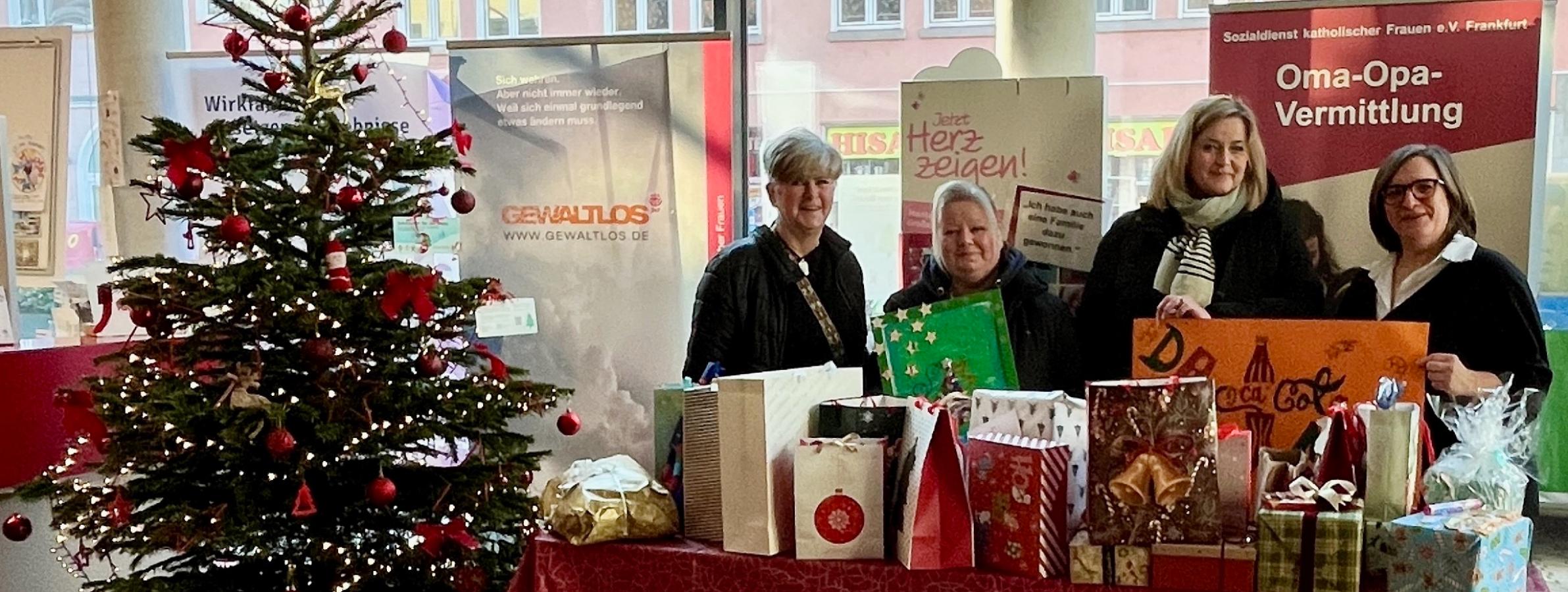 Bild Geschenkeübergabe Cocal Cola 15.12.2025