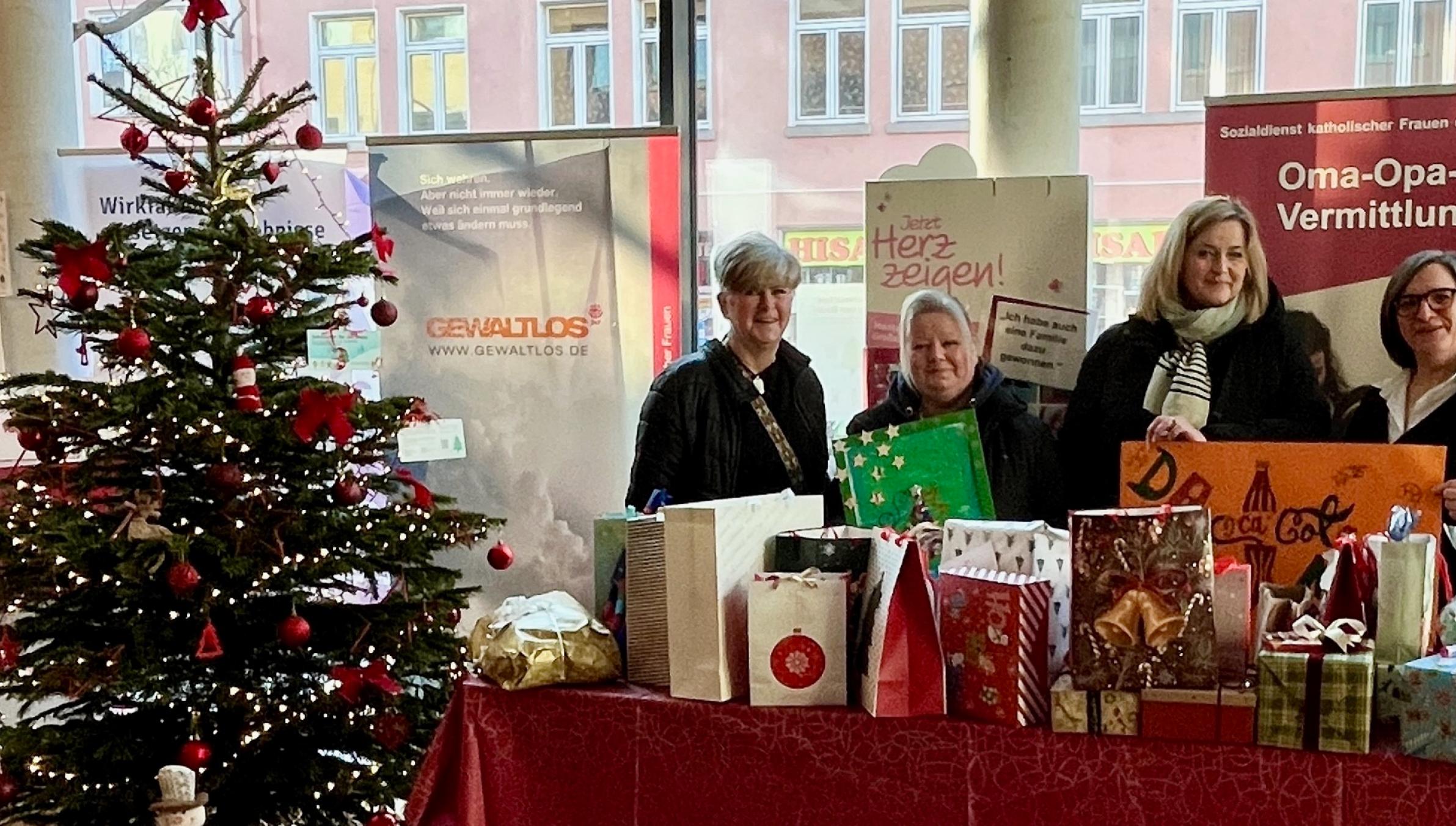 Bild Geschenkeübergabe Cocal Cola 15.12.2025