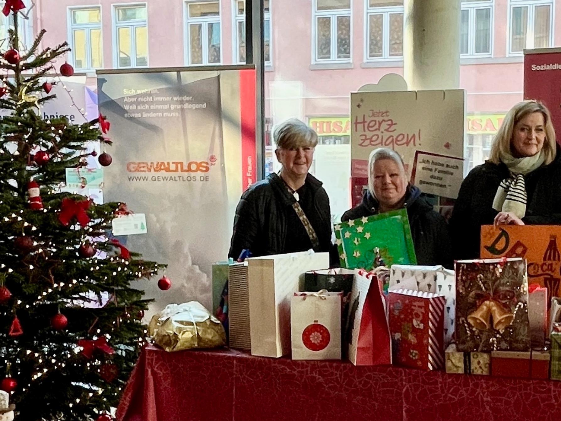 Bild Geschenkeübergabe Cocal Cola 15.12.2025