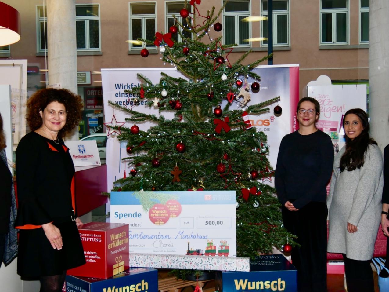 Übergabe Geschenke und Scheck Deutsche Bahn 17122024